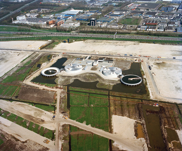 843603 Luchtfoto van de nieuwe rioolwaterzuiveringsinstallatie Leidsche Rijn bij de Huppeldijk te Utrecht, uit het ...